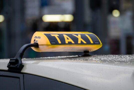 Taxischild auf einem Fahrzeugdach
